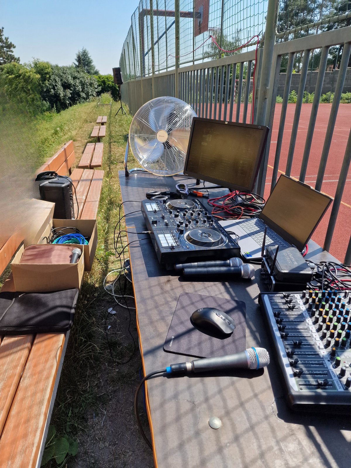 Detail pultu — kontroler, mixážní pult a bezdrátové mikrofony