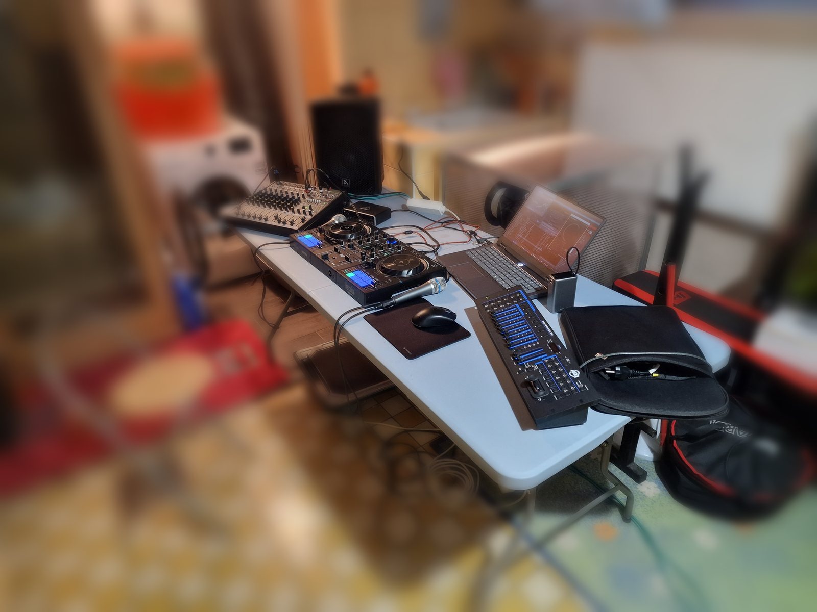 Sestavený DJ pult s kontrolerem, mixem a světelným pultem