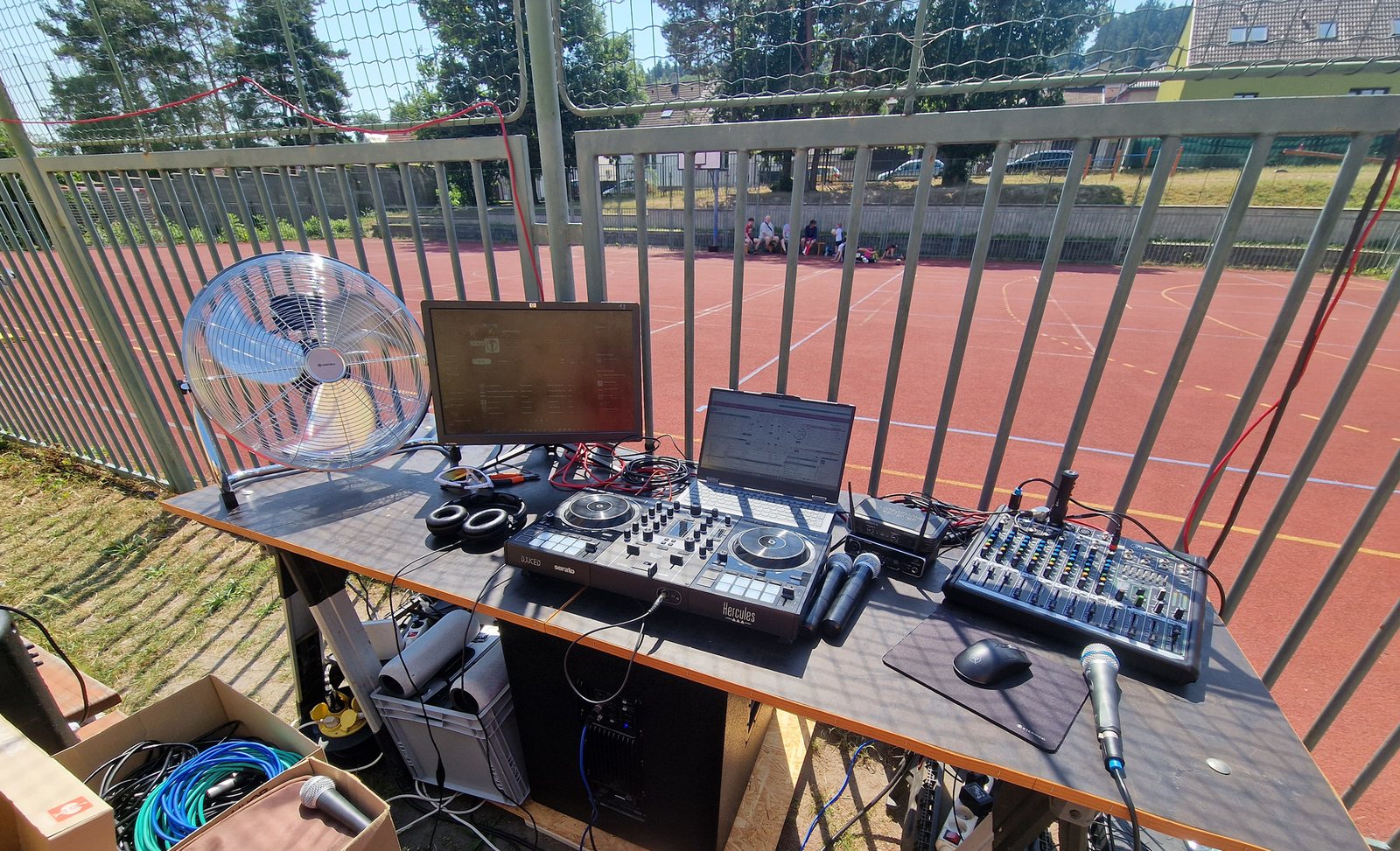 DJ pult s kontrolerem, mixem a notebookem na letní akci