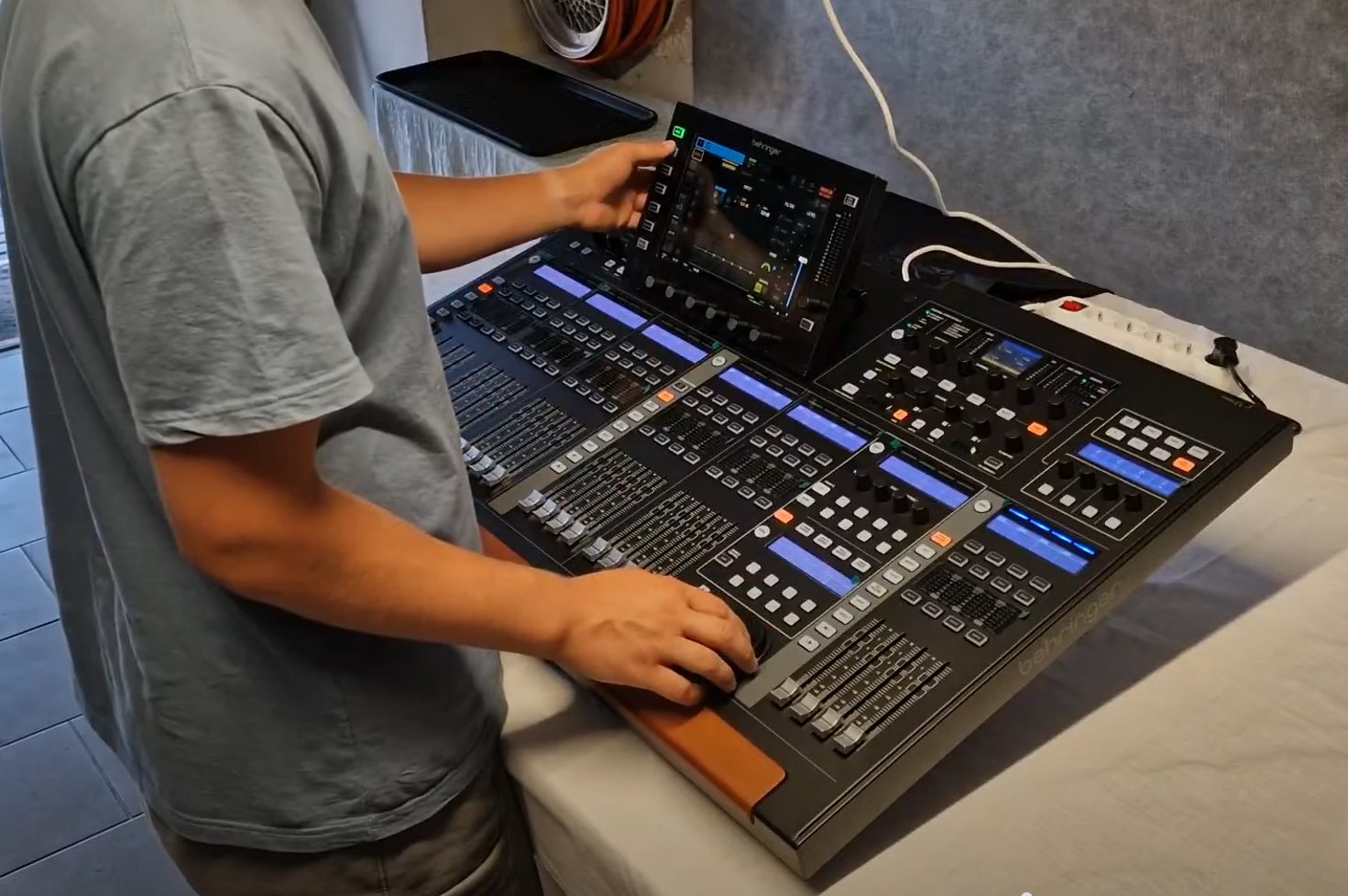 Nastavování zvuku na mixážním pultu Behringer WING